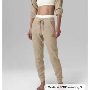 Alo muse joggers in Heather gravel